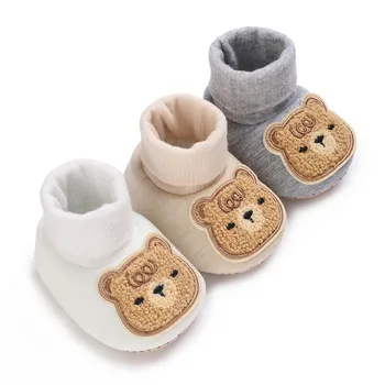 Обувь для новорожденных девочек и мальчиков, тапочки, мягкие противоскользящие пинетки, зимние теплые детские носки с вышивкой медведя, детские вещи
